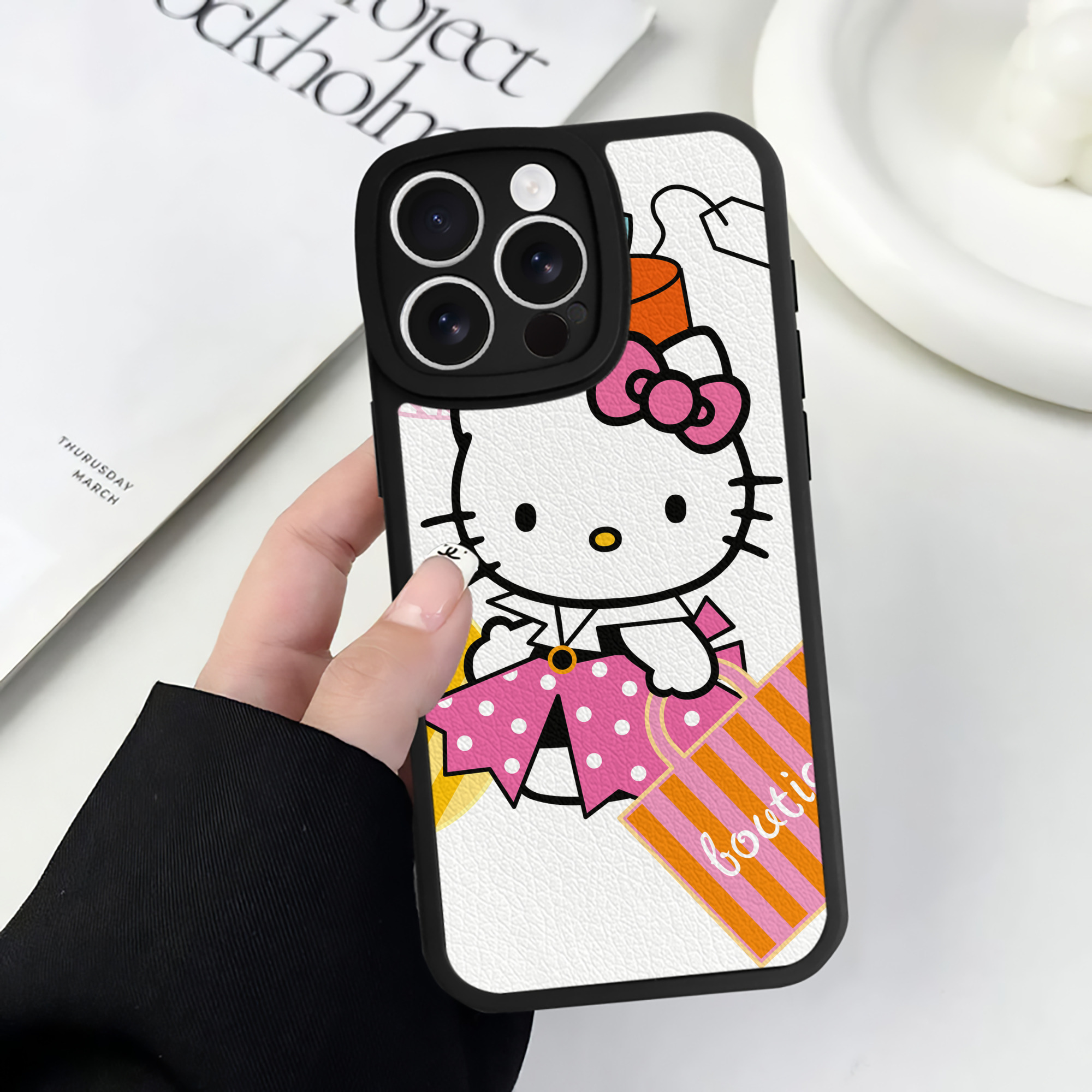 （画像用） Hello Kitty ハローキティ 【iPhone 16シリーズ対応】シリコンスマホケース（レザー調） 材質：シリコン